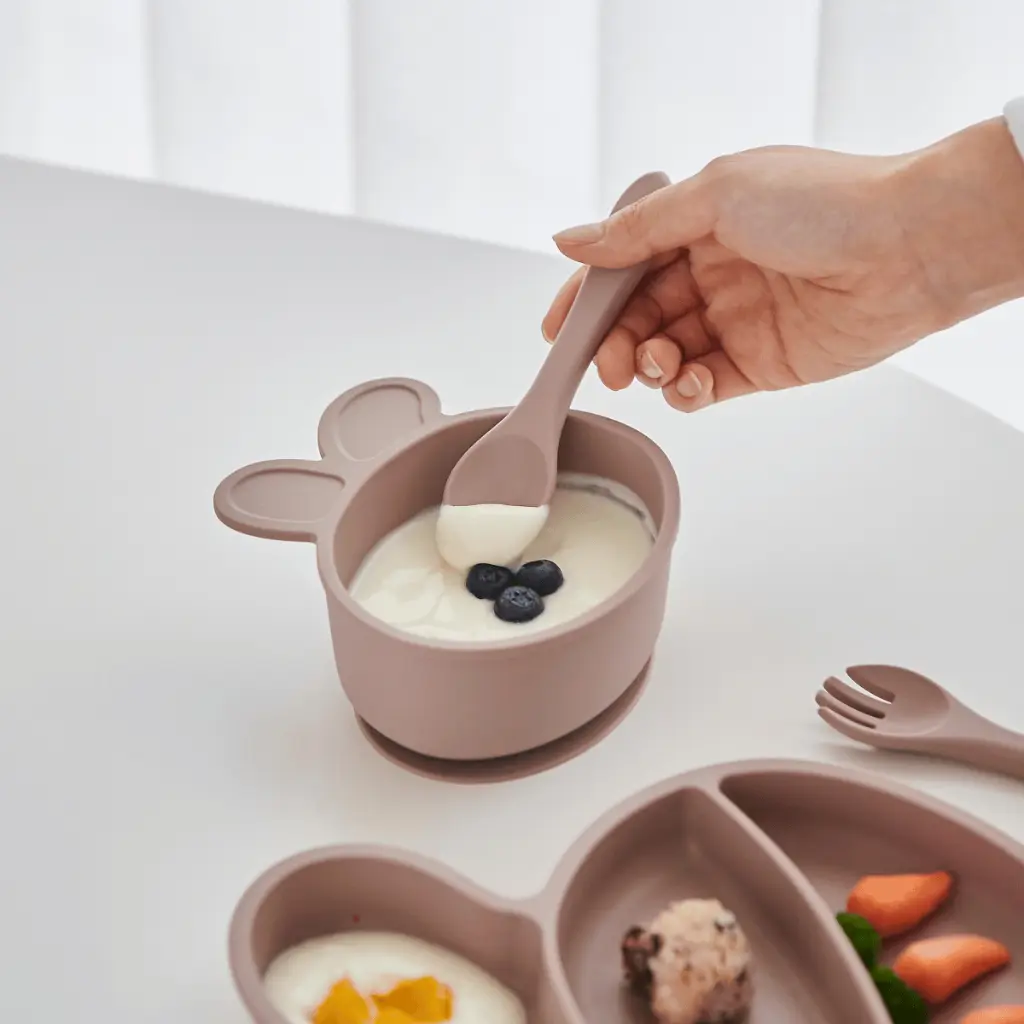 Bát Ăn Dặm Silicone AttiRabbit Hình Thỏ nâu 03.webp